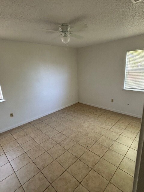Building Photo - 1402 Ashley Dr