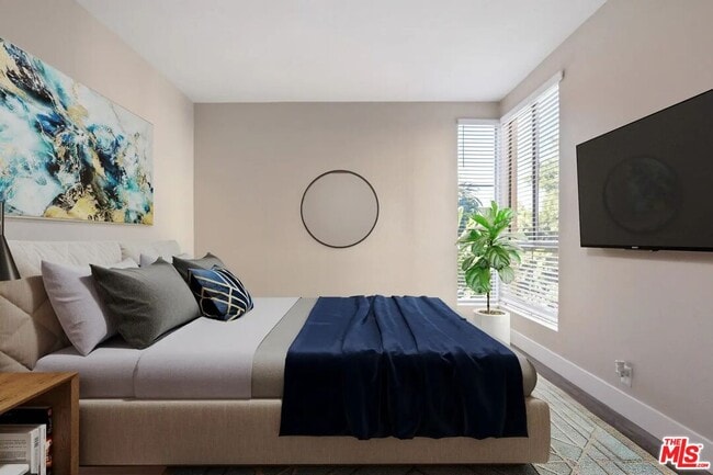 Building Photo - 627 N Rossmore Ave