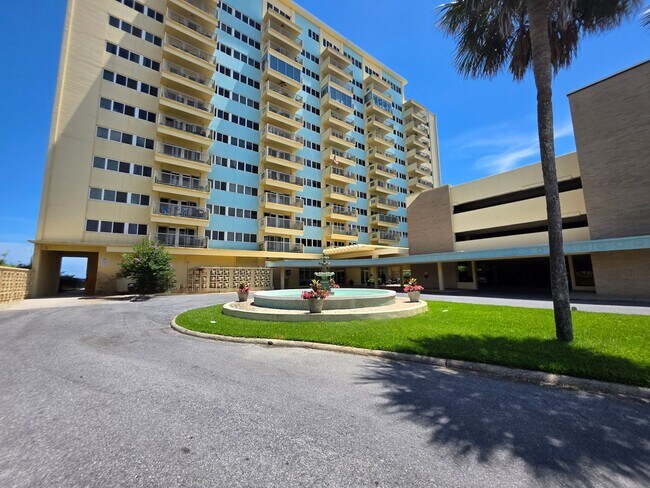 Primary Photo - 1BR/1BA waterfront condo with golf course ...