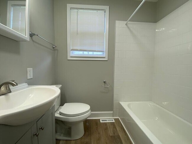 Building Photo - Spacious Renovated Duplex in East Nashville