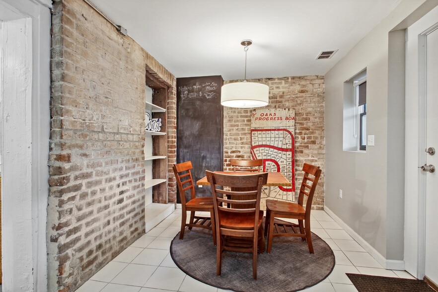 Building Photo - 208B W Hall St