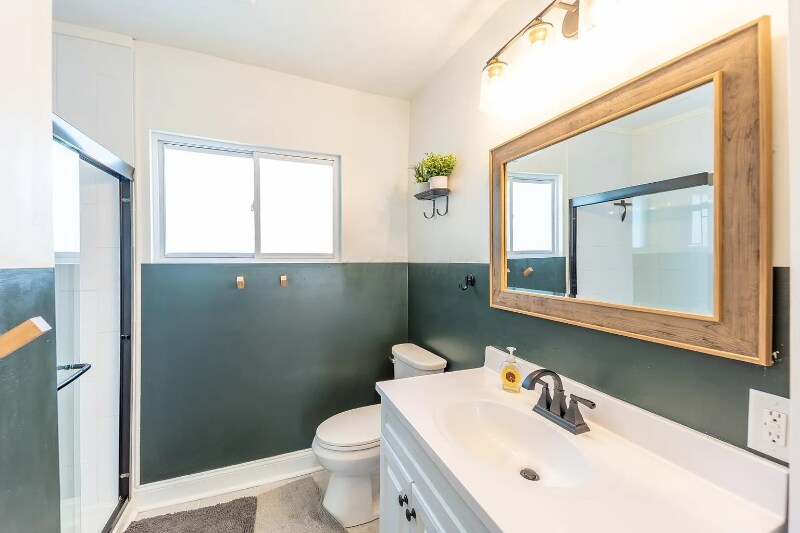 Building Photo - 582 Gilbert St