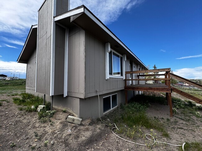 Building Photo - 1040 Jade Dr