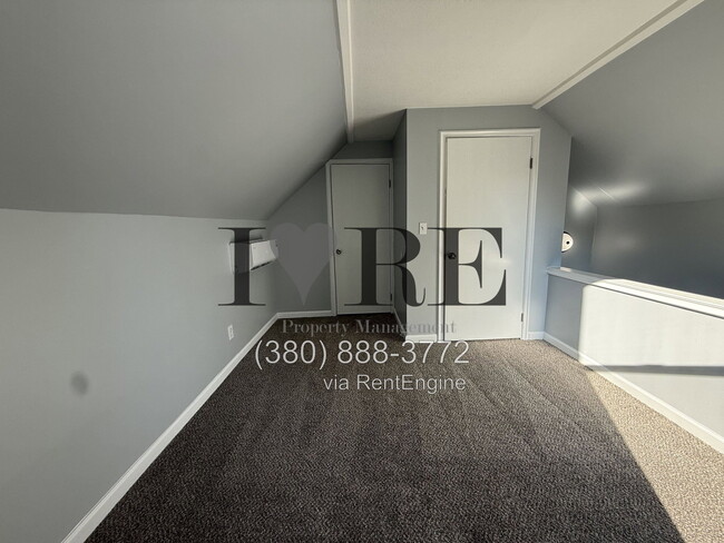 Building Photo - 375 S Chillicothe St