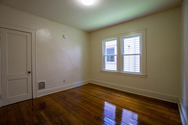 Building Photo - 8/1/26 Spacious First Floor Apartment Clos...