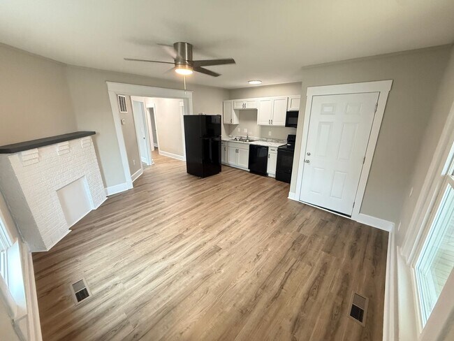 Building Photo - 823 N Main Ave