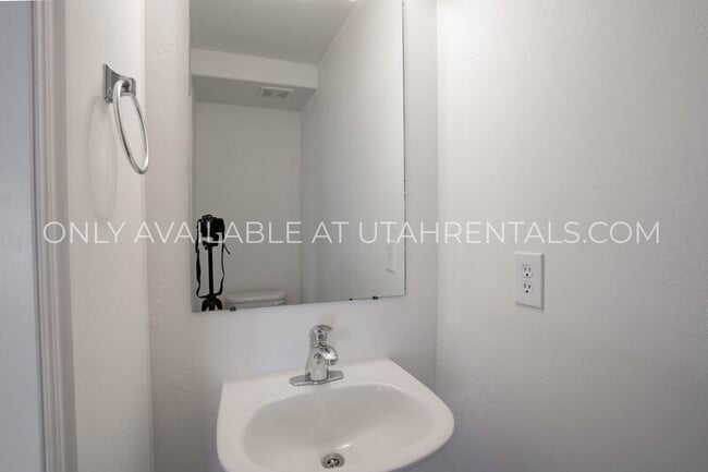 Building Photo - 211 Greenfield Cir