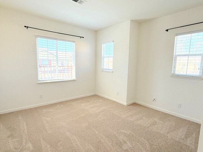 Building Photo - BEAUTIFUL BRIDGES END TOWNHSE, NEAR PARKS, GOLF COURSE, COYOTE CREEK ELEMENTARY !