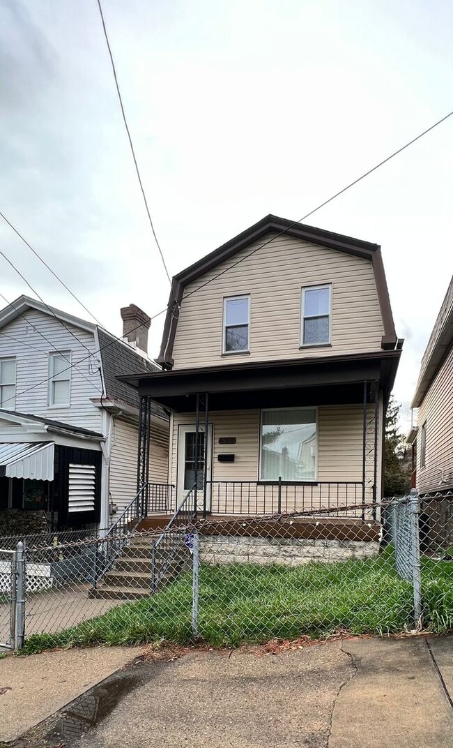 Building Photo - Beautiful 2BR house with fenced in yard!