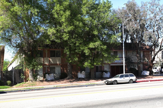 Primary Photo - De Soto Place Apartments