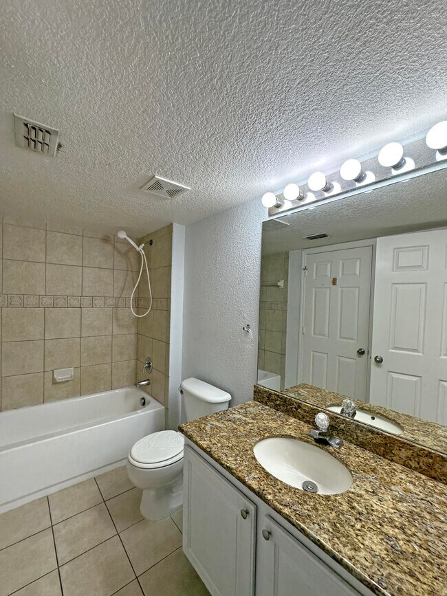 Building Photo - 261 SW Palm Dr