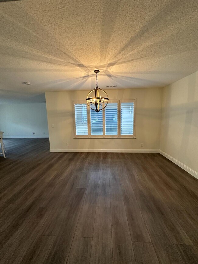 Building Photo - 6201 N West Ave