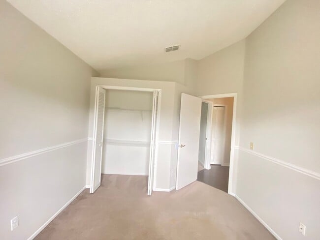Building Photo - Lake Mary!  Ready to Move in!! Spacious 4/...