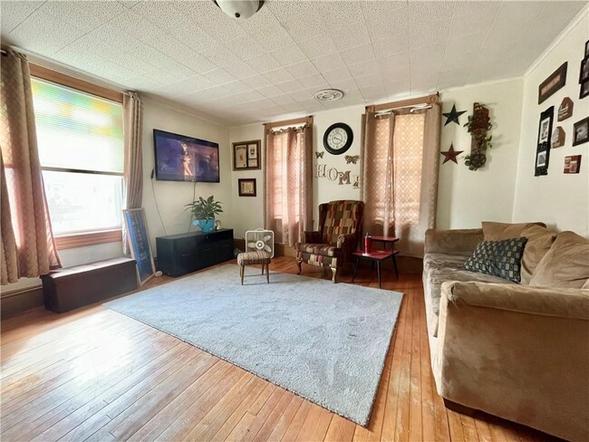Building Photo - 4 bed 2 bath available June 1st