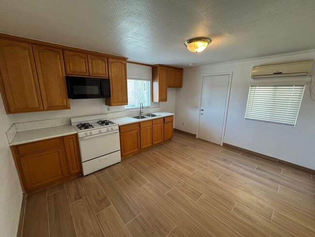 Building Photo - Cozy 1 Bed, 1 Bath Pomona Cottage with 440...