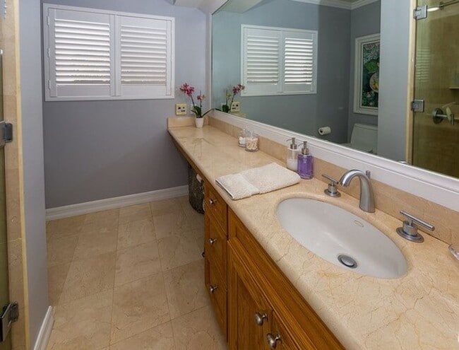 Building Photo - PRIVATE HOUSE.. POOL.  3 Bedroom + 2 Bath. In UNIT WASHER / DRYER