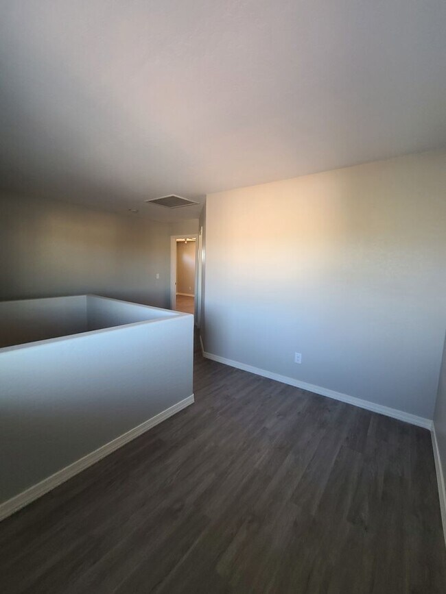 Building Photo - 5 Bedroom, 3 Bath Home in Secluded Neighbo...