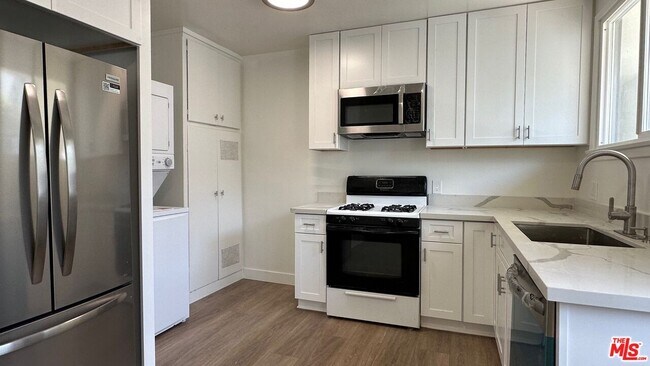 Building Photo - 517 S Kenmore Ave