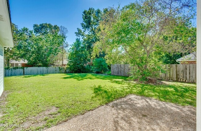 Building Photo - 301 White Oak Dr