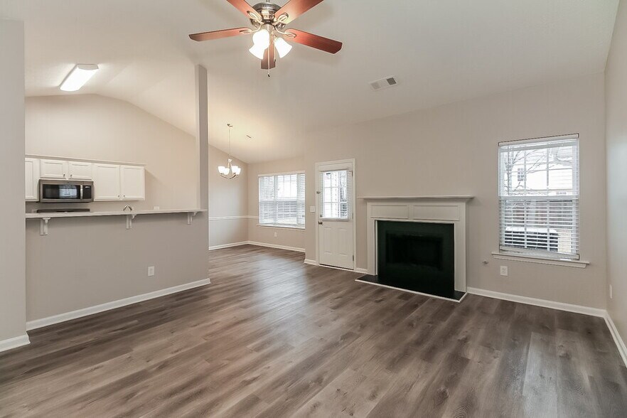 Building Photo - 1500 Logan Ln