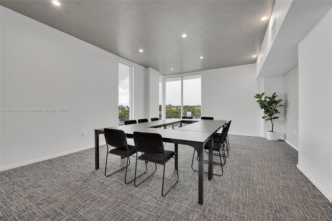 Building Photo - 475 NE 125th St