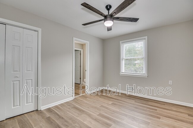 Building Photo - 323 Pineview Dr