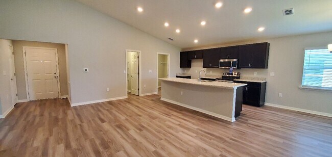Building Photo - Beautiful 4-Bedroom, 2-Bathroom in Lakeland