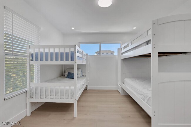 Building Photo - 2700 Gulfview Dr