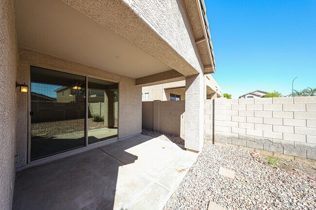 Building Photo - Charming 4 Bed 2 bath 2 Car Garage Home in...