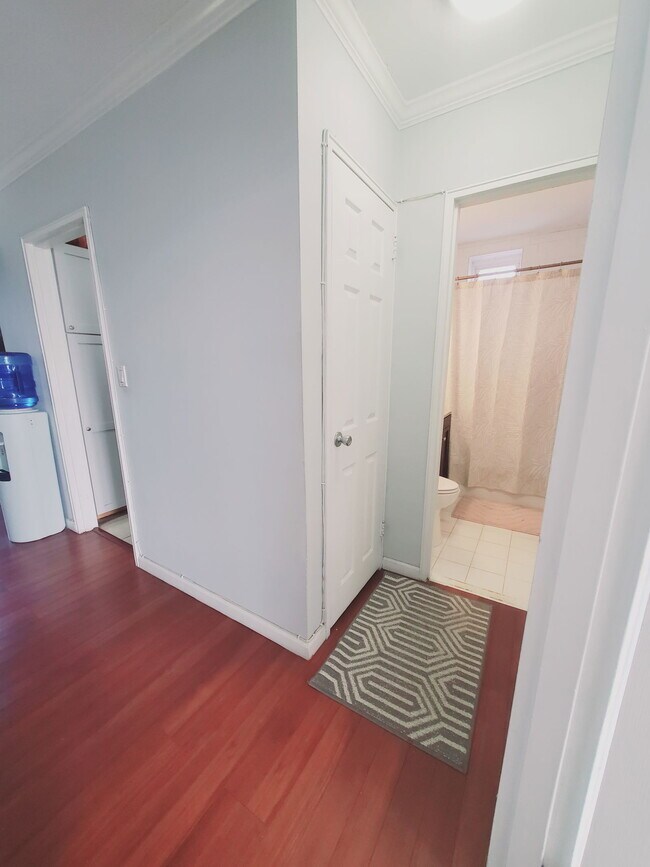 Building Photo - 7 4th St