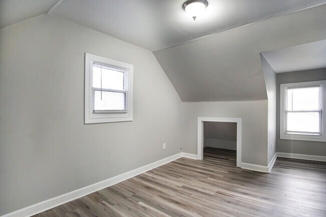 Building Photo - Coming Soon - Large 4 Bedroom in Mishawaka!