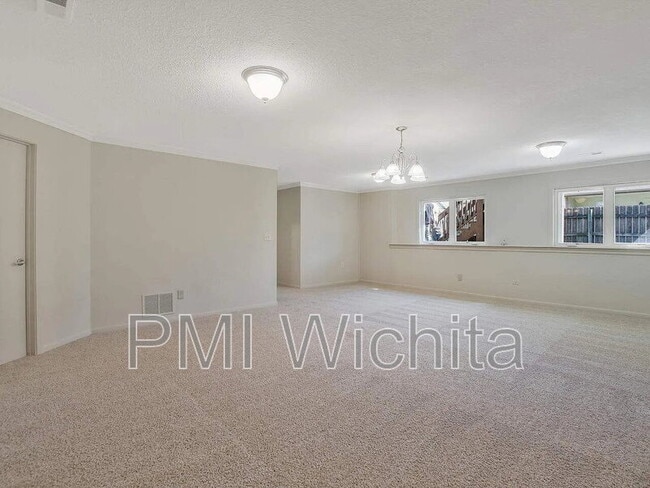 Building Photo - 812 S Red Oaks Cir