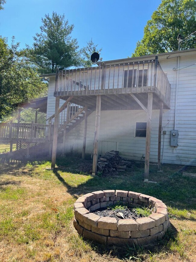 Building Photo - Available December 21st! SPACIOUS & PET FR...