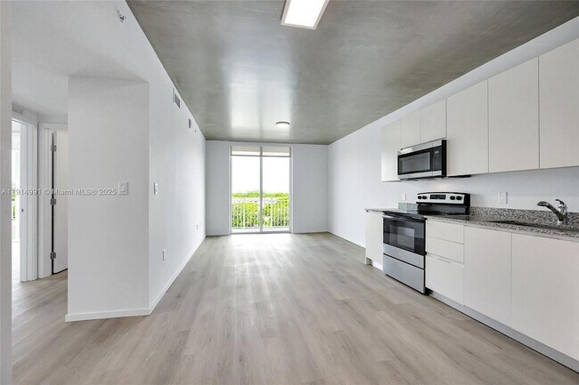 Building Photo - 475 NE 125th St