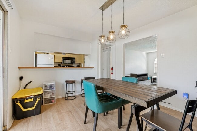 Building Photo - Welcome Home to this beautiful 2-bedroom, 2-bath Condo in highly sought-after Olmos Park Townhomes