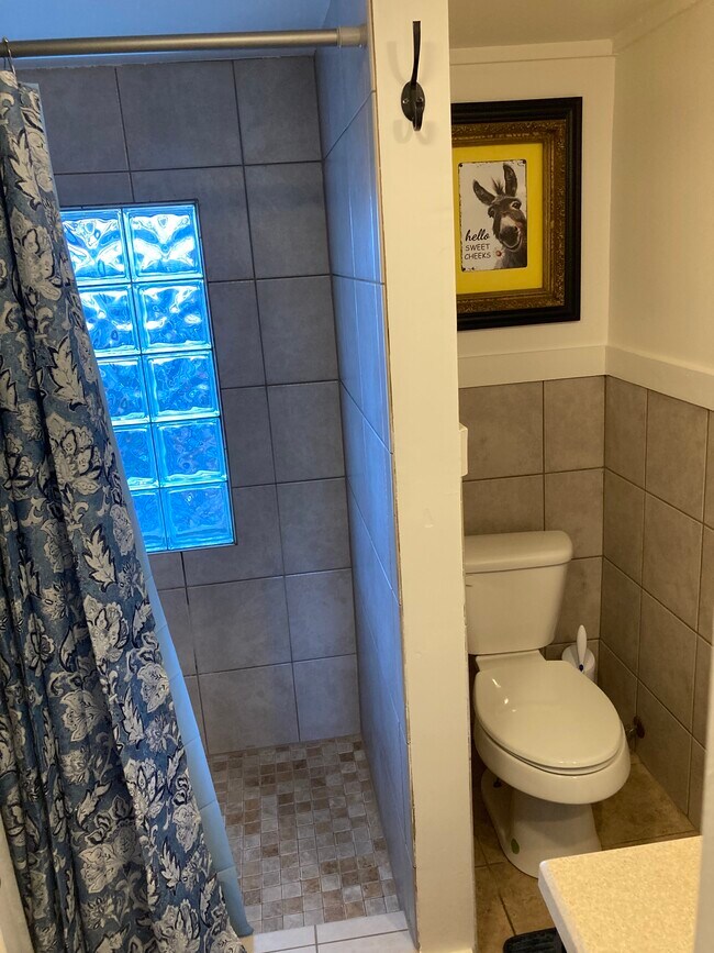 Building Photo - 405 W Aspen Ave