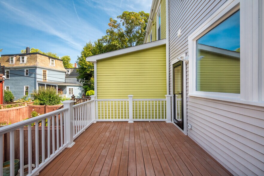 Building Photo - 31 School St