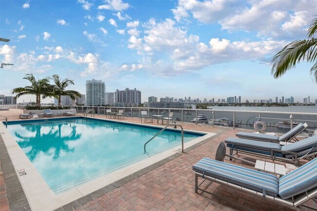 Building Photo - 1800 Sunset Harbour Dr