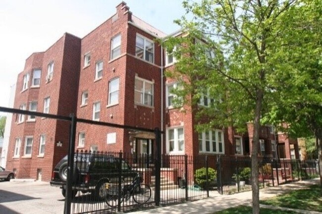 Building Photo - East Albany Park – Updated 1-Bedroom Apt –...