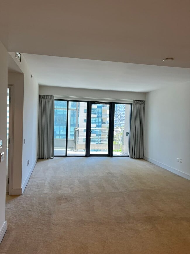 Building Photo - Experience upscale living in Downtown San Diego with great views. This is a must see!