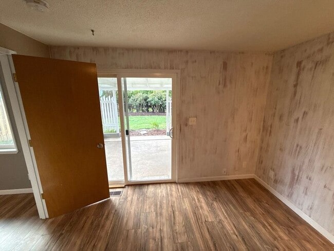 Building Photo - 1650 NW Highland Dr