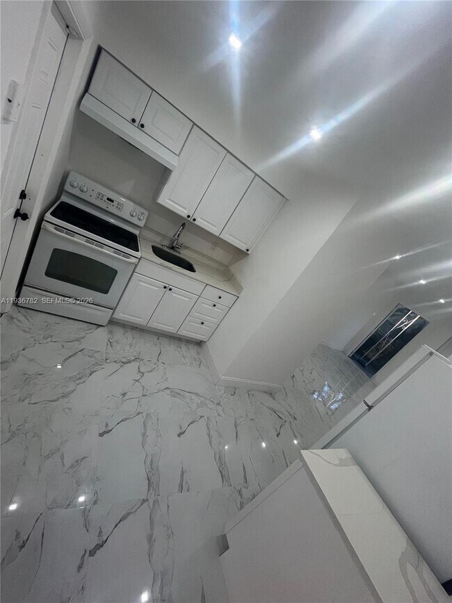 Building Photo - 505 N 24th Ave