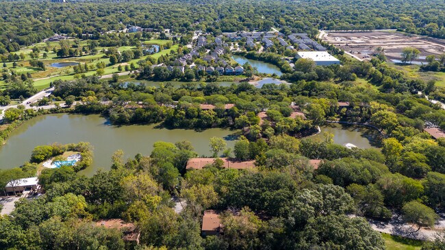 Building Photo - 6000 Oakwood Dr