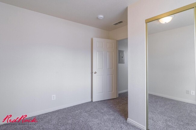 Building Photo - Enjoy Scenic Ivins Living – 3-Bed, 2-Bath ...