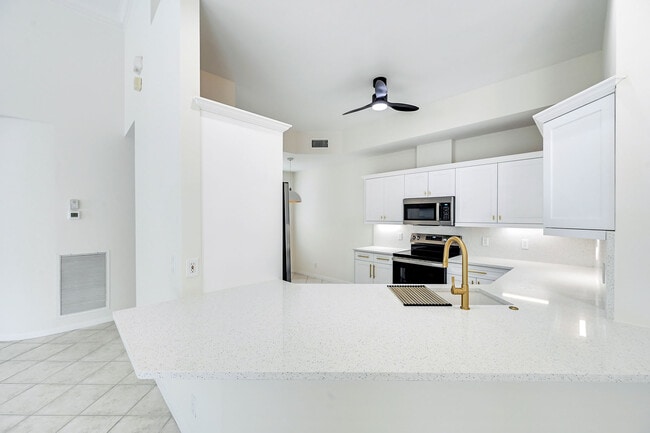 Building Photo - 1580 Clermont Dr