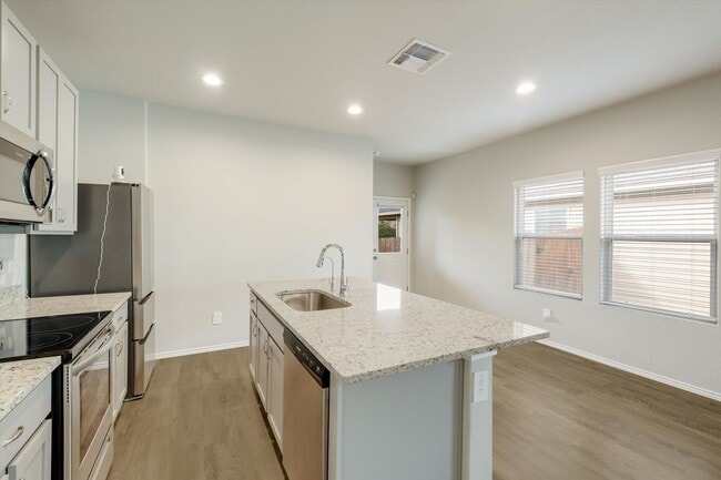 Building Photo - Well-Maintained Home with Modern Conveniences