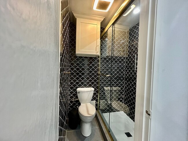 Building Photo - Studio Condo! Long Beach! 90804! Move-In Special $500 Off First Months Rent!