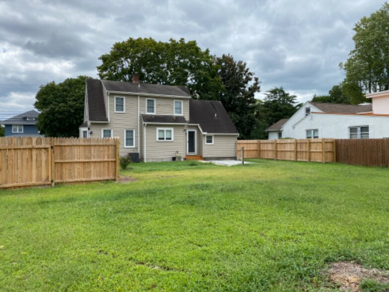 Building Photo - 129 Laurel Rd