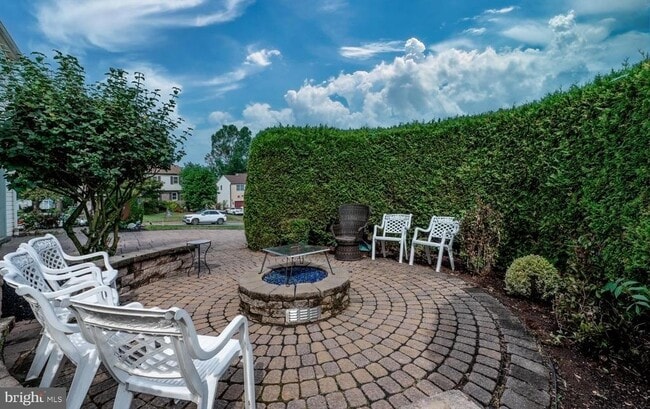 Building Photo - 211 Caravan Dr