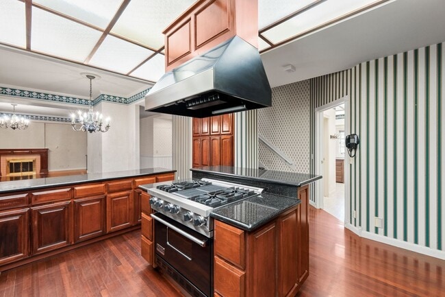 Building Photo - "Experience Luxury Living: Expansive 4-Bedroom Retreat Estate with Scenic Views and Elegant Finis...
